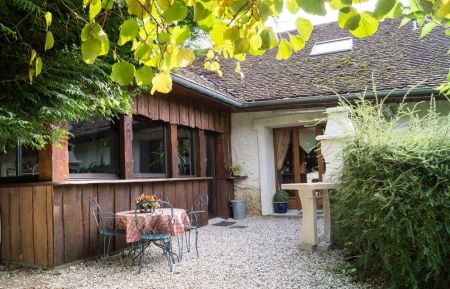 G&icirc;te n&deg;236105 Miribel-les-&Eacute;chelles - Is&egrave;re - l'entr&eacute;e du g&icirc;te. terrasse, salon de jardin, barbecue