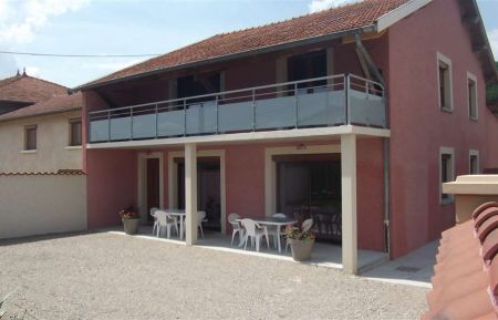 G&icirc;te n&deg;35101 Beauvoir-de-Marc - Is&egrave;re - cour - terrasse avec deux salons de jardin