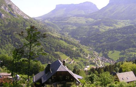 G&icirc;te n&deg;446107 Saint-Pierre-d'Entremont - Is&egrave;re - Le g&icirc;te dans son cadre de verdure