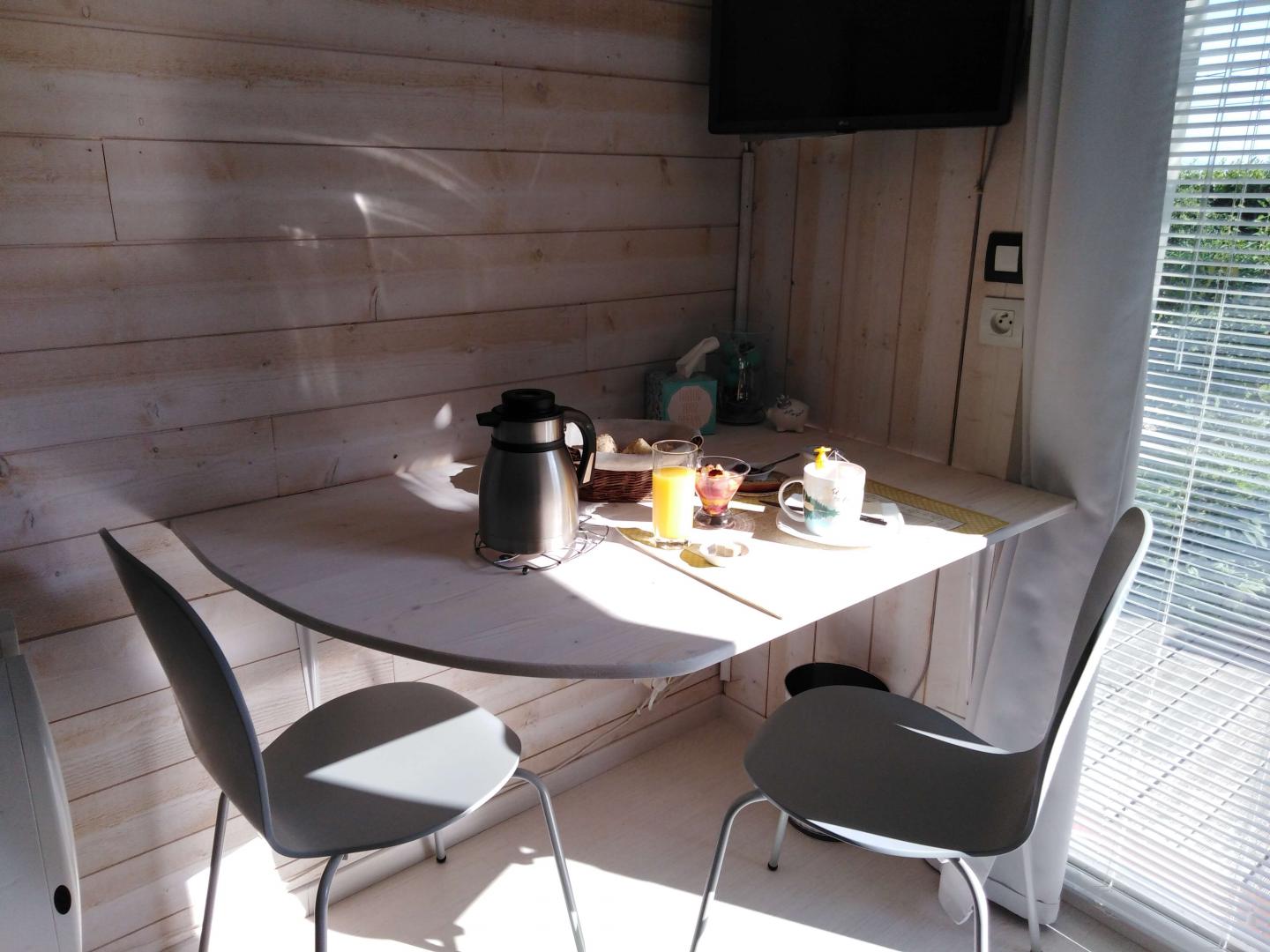 Table petit déjeuner chambre Paladru photo 5