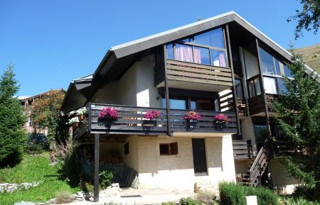 le chalet fleuri vue de la façade sud en été Gîte n°253125 Les Deux Alpes - Isère - le chalet fleuri vue de la façade sud en été