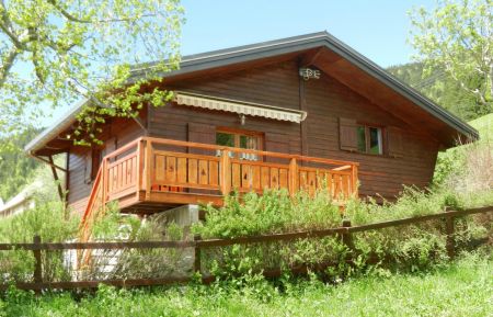 G&icirc;te n&deg;548977 Villard-de-Lans - Is&egrave;re - Le petit chalet dans la prairie !!!
Vue du chalet avec sa terrasse orient&eacute;e sud-est