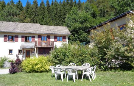 G&icirc;te n&deg;21812 Autrans-M&eacute;audre en Vercors - Is&egrave;re - G&icirc;te avec balcon, petit jardin privatif & salon de jardin &agrave; l'arri&egrave;re plan. Jardin & aire de jeu en commun au 1er plan.