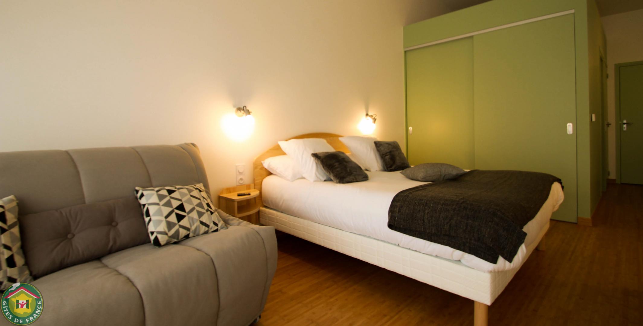 Lit de 160 cm et canapé BZ couchage de 140 cm. photo 9