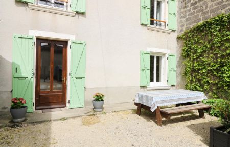 G&icirc;te n&deg;30100 Beaucroissant - Is&egrave;re - Cour priv&eacute;e avec espace repas et stationnement, ferm&eacute;e par un portail 