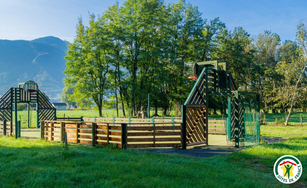 Espace extérieur avec salon de jardin